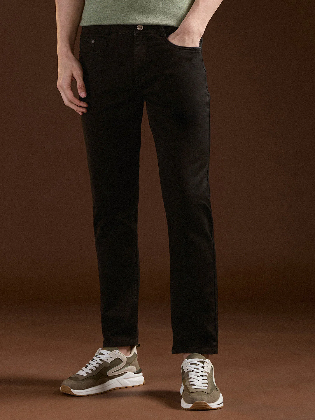 Men Black Solid Mid-Rise Slim Fit Jeans