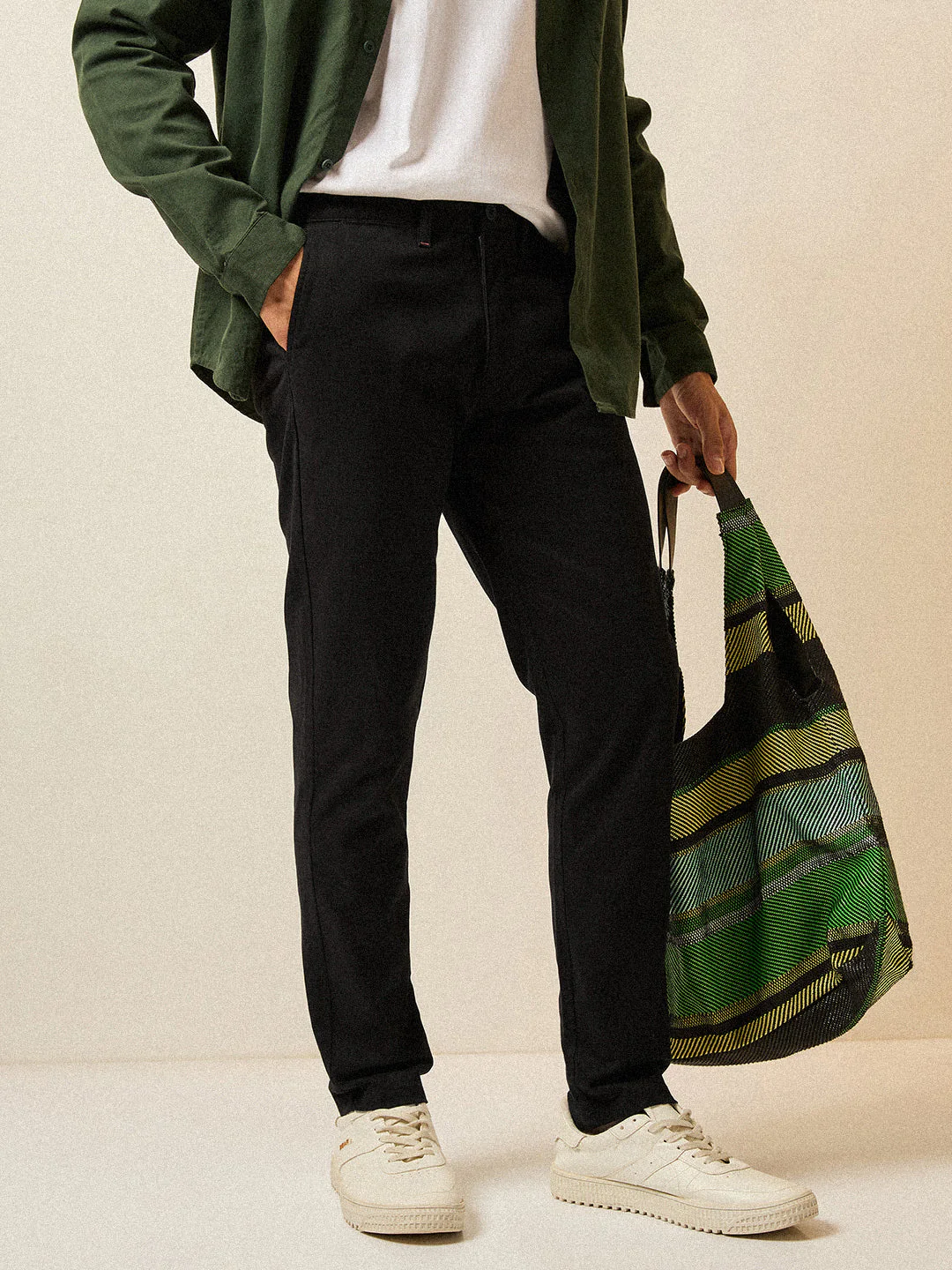 Men Black Solid Slim Fit Casual Chino Trouser