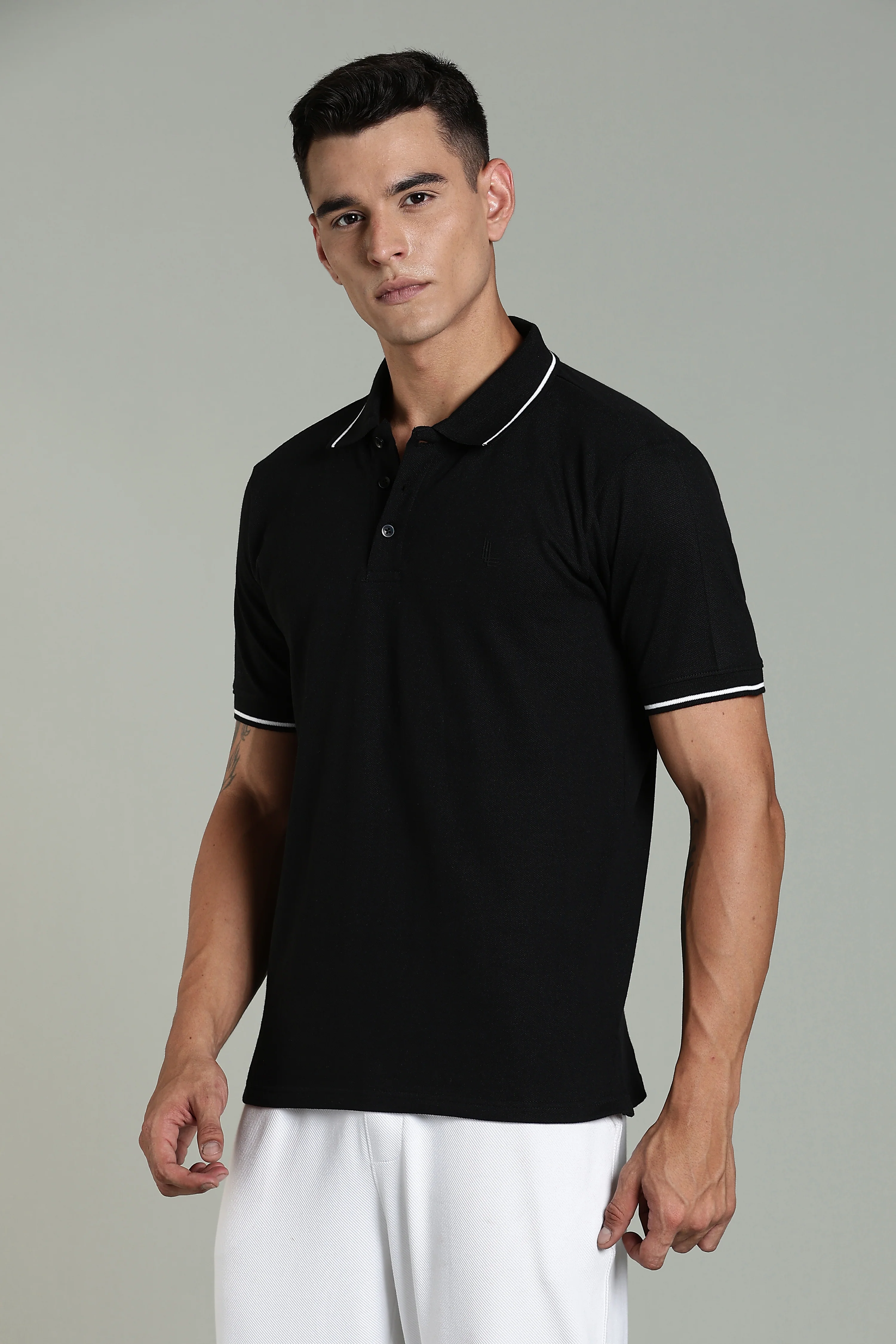 Men Solid Black Cotton Blend Tshirt - Image 2