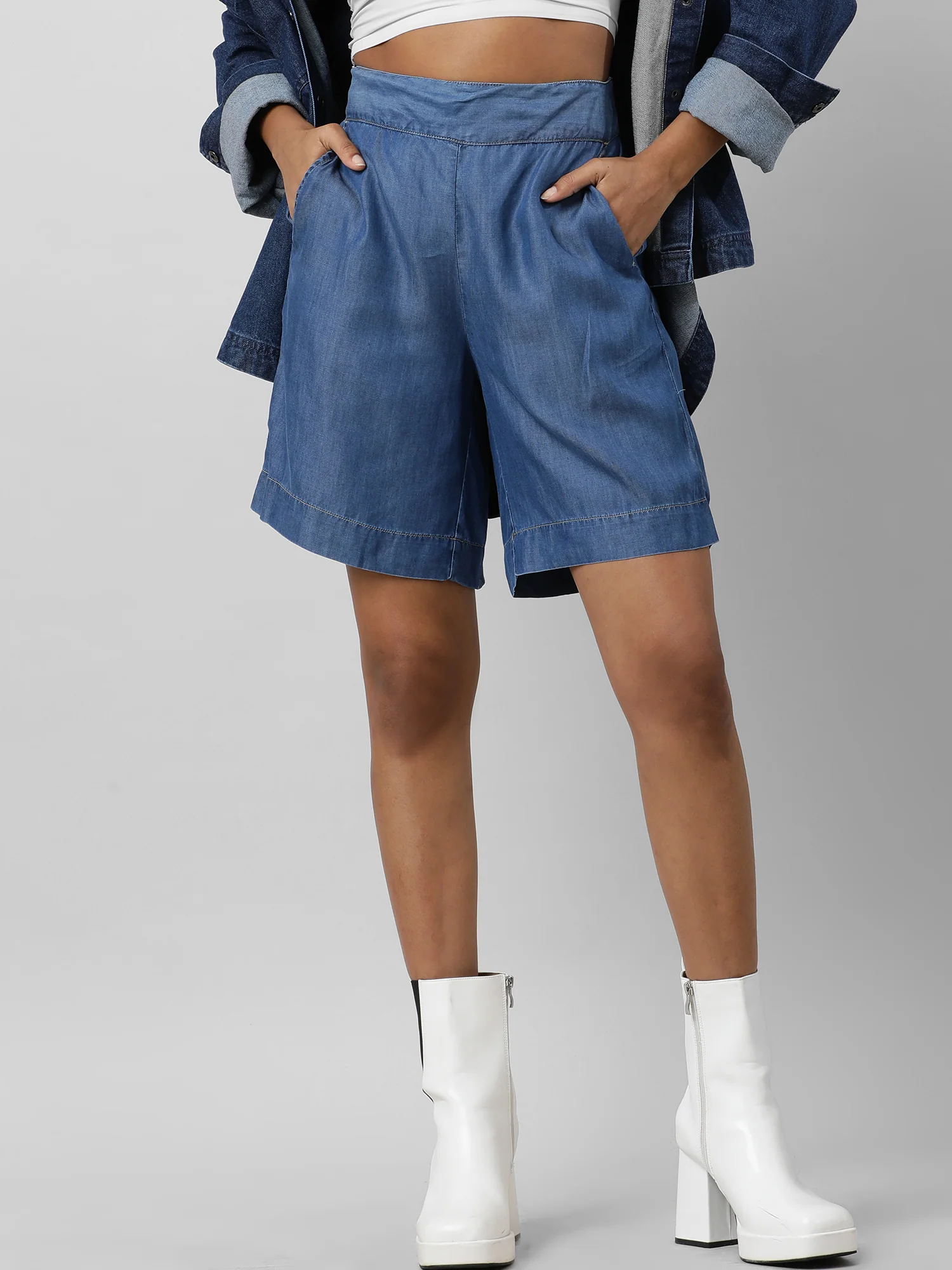 Women Snazzy Short With Pocket