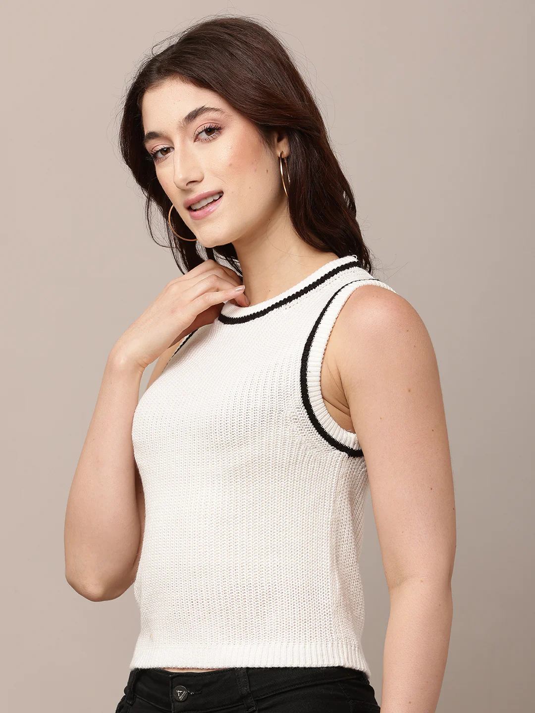 Women White Round Neck Sleeveless Vest - Image 2